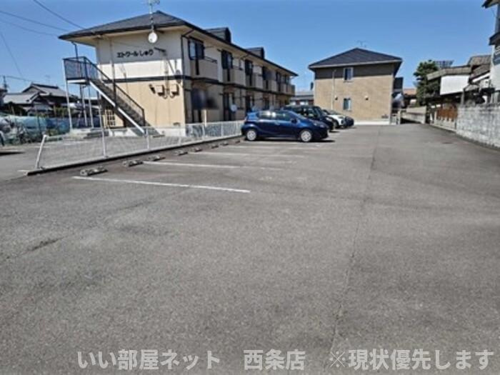 エトワールしゅりⅡの駐車場