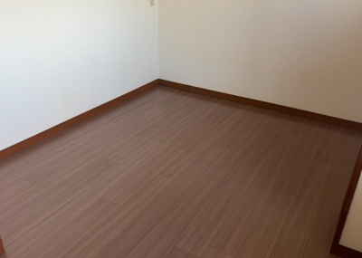 【洋室】 | 富士見マンション | 洋室のメリットは重い家具が置きやすく、身の回りが整理しやすいことです。 床がフローリングのため畳とは異なり凹みにくいです。 クローゼットなど収納が豊富で、普段使わない旅行カバンや服の整頓も簡単にです。