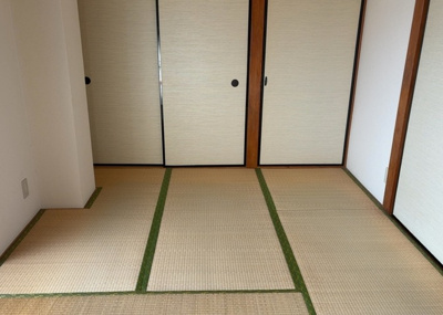 【寝室】 | 富士見マンション | 寝室でゆっくりと過ごすためにはベッド周りの適度な空間を担保することや窓の位置、照明の明るさ、寝室の広さなどを考える必要があります。自身や家族の構成とライフスタイルに併せて寝室にする部屋を選びましょう！