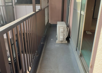 【バルコニー】 | 富士見マンション | バルコニーは、室外の専用スペースのうち、「屋根がなく開放された空間」であるものを指します。ベランダより広いタイプのものが多く、日当たりもよいため家庭菜園などを楽しみたい人にとって適した環境となります。