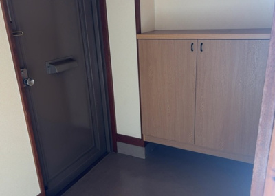 【玄関】 | 富士見マンション | 玄関は家の顔でもあり、家族以外の目にも止まる場所です。玄関は外との間を仕切る扉、靴などをしまっておく収納スペース、靴脱ぎのたたきスペース、来客とのやり取りをするドアホンなど複数のアイテムからなります。