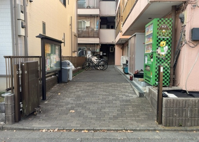 【エントランス】 | 富士見マンション | マンションのエントランスには、もともと風よけや防犯の役割がありますが、マンションによって宅配ボックスなどの設備が備わっている所もあります。日々の生活をイメージしながら生活しやすさをチェックしましょう。