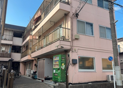 【現況写真】 | 富士見マンション | 外観はマンション管理がされているかの目安になります。築年数が古いと、壁面は劣化してひび割れが生じることも！建物が古びていても細かいところが修繕されていると、きちんと管理されているなぁと感じるでしょう。