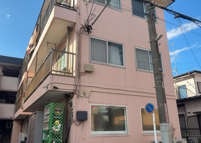 【駐車場】 | 富士見マンション | 車一台あたりに必要なスペースは、標準サイズの普通自動車で横幅2m50cm、長さ5mは必要になります。ただし、乗降のことも考慮して横幅3m30cm、長さ5m50cmほどは確保できるところを選びましょう。