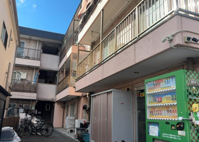 【駐車場】 | 富士見マンション | 駐車場と明記されていても、最小スペースでつくられた駐車場だと大型車は駐車できなかったり、出入りしにくくなったりする可能性があります。お車のサイズと購入したい物件の駐車場のサイズを現地で確認しましょう。