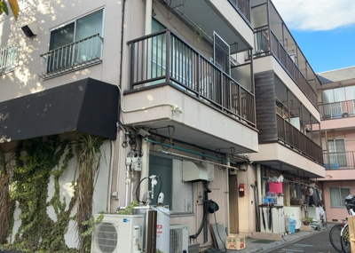 【庭】 | 富士見マンション | 物件によっては、入居者が個人的に使用できる専用庭がついているものもあります。また、住宅の中にある土間の部分を庭と呼ぶこともあります。庭の用途は住む人によって変わり、それによってデザインもさまざまです。