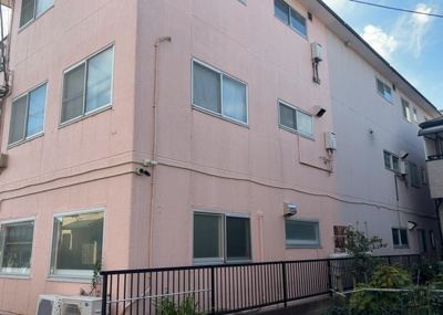 【外観】 | 富士見マンション | 中庭（パティオ）とは、一つの建築物の内部に設けられた、壁などで囲われている庭のことを指します。コの字型、ロの字型が主流ですが、L字型の中庭もあります。最近では、インテリア性の高さからも人気があります。