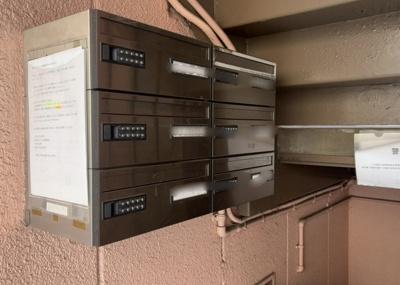 【設備】 | 富士見マンション | エントランス付近に設置されている集合ポストは、住んでいる部屋と離れているため、ポストをあさるなど誰かに何かされていても被害に気づきにくいです。入居する時には他人に特定されにくい番号で鍵をかけましょう！