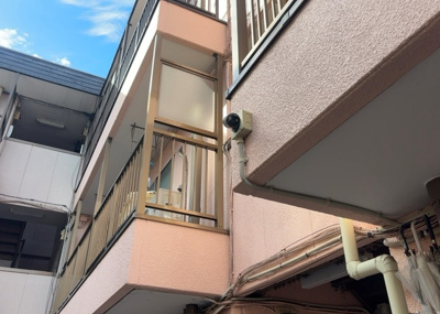 【受付】 | 富士見マンション | 受付はマンションコンシェルジュがいる場合もあれば、管理人が滞在する小部屋を総称して呼ぶことがあります。主にエントランスに設置されていることから、防犯面でも期待ができます。防犯設備がない場合はより安心！