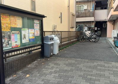 【ロビー】 | 富士見マンション | ラウンジは、マンションの共用スペースに椅子やテーブルなどを配置した利用者が寛げる空間です。屋内型ラウンジと屋外型ラウンジがあります。共用部分の管理状況と合わせて、詳細については現地でご確認ください。