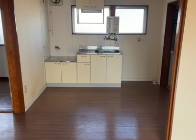 【キッチン】 | 富士見マンション | L型アイランドタイプは、キッチンからダイニングにもリビングにも目が行き届くので、とても使いやすい配置です。L字型独立タイプは、キッチンを独立させてるためLDKというよりもLDといった様なイメージです。