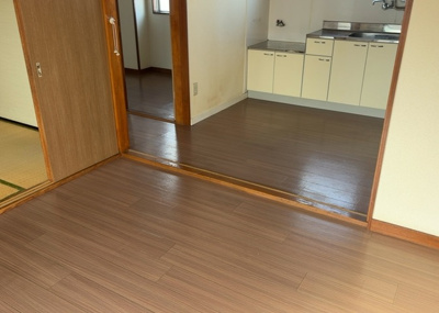 【居間・リビング】 | 富士見マンション | 直線タイプはLとDKを一直線に並べた形で対面キッチンのタイプです。一般的なのでよく見かけるかもしれません。直線タイプに似た直接アイランドタイプは、キッチンとダイニングの間に壁がない分広く感じられます。