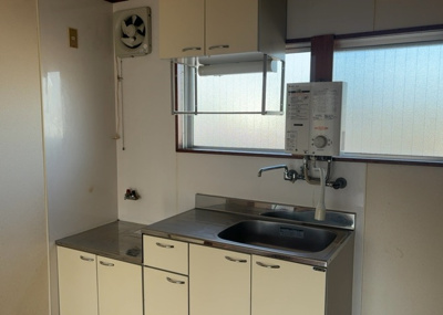 【キッチン】 | 富士見マンション | 標準的なシステムキッチンの横幅は、165cm～300cm程度です。2100・2400・2550・2700などミリ単位で表記されます。普段どのように料理をするのかを想定しながら合ったサイズを選びましょう