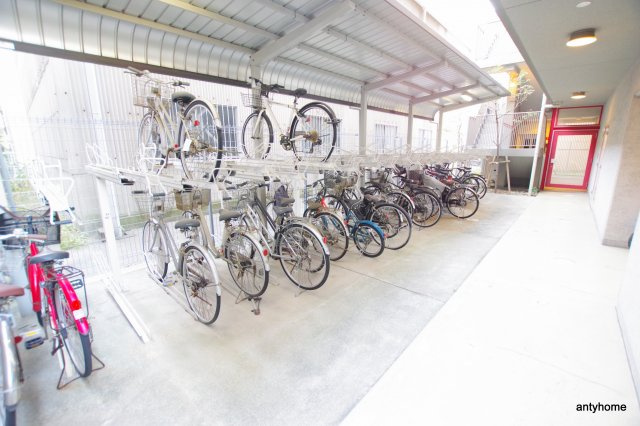 ドゥーエ江坂2　仲介手数料無料の駐車場