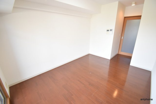 ドゥーエ江坂2　仲介手数料無料の居間・リビング