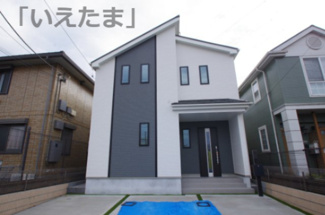 【外観パース】 | 【仲介手数料無料！！】日野市平山4丁目　新築戸建て（全1棟）A号棟　5290万円 | 本パースは、イメージ図につき、風景、建物、植栽などについては施工後の現物との差異が生じます
つきまして本パースによって生じたいかなる損害については一切責任を負いません。