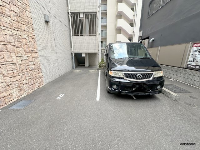 レオンコンフォート難波サウスゲート　仲介手数料無料の駐車場