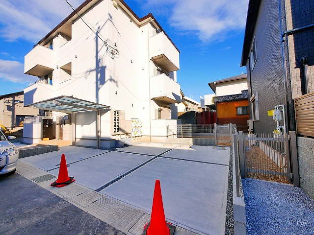 ソレイユビセレクト法蓮町Ⅲの駐車場