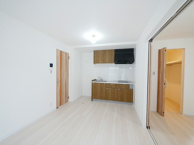 ソレイユビセレクト法蓮町Ⅲの居間・リビング