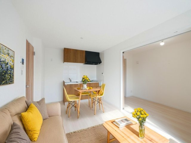 ソレイユビセレクト法蓮町Ⅲの居間・リビング