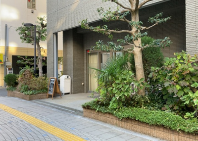 【外観】 | レクセルマンション本厚木 | 家を建てる場合、方位は要チェックです。現実的に日当たりのよい家ならばリビングは南側、建築基準法でも北側に当たる家への配慮は求められています。土地を見学に行く際は、方位磁針を持って行くようにしましょう。