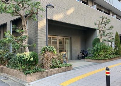 【外観】 | レクセルマンション本厚木 | 現地に行くなら、物件の周囲の地形がどうなっているかを見ることも大切です。周辺より低くなっている土地では、大雨などで水が集まりやすいため、地盤が弱くなっているということも考えられるため、注意が必要です。