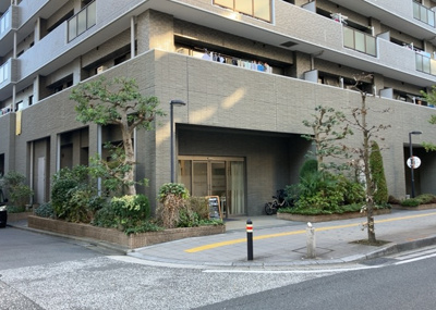 【外観】 | レクセルマンション本厚木 | 隣家の土地はどうなっているのか、生活利便施設が近くにあるのか、学校まで近いかなど、お客様のライフスタイルにあわせたイメージが重要です。また、近くにあると困る施設が近くにないかも確認するといいでしょう。