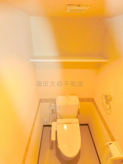 西馬込駅近ルーフバルコニー付1LDKのトイレ|吊り棚と温水洗浄便座付きトイレ