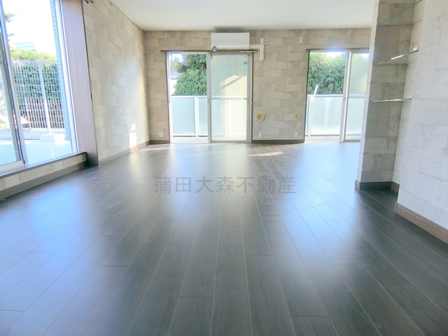 西馬込駅近ルーフバルコニー付1LDKの居間・リビング