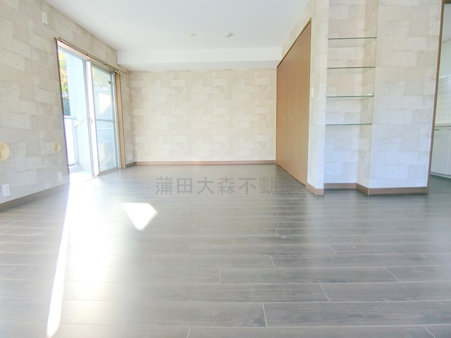 西馬込駅近ルーフバルコニー付1LDKの居間・リビング