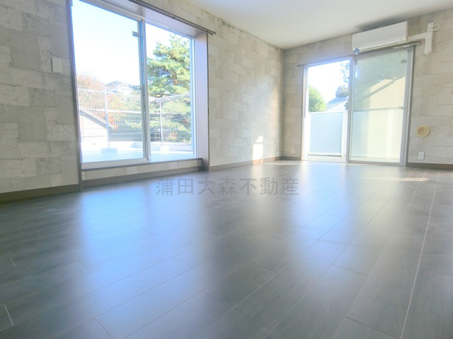 西馬込駅近ルーフバルコニー付1LDKの居間・リビング