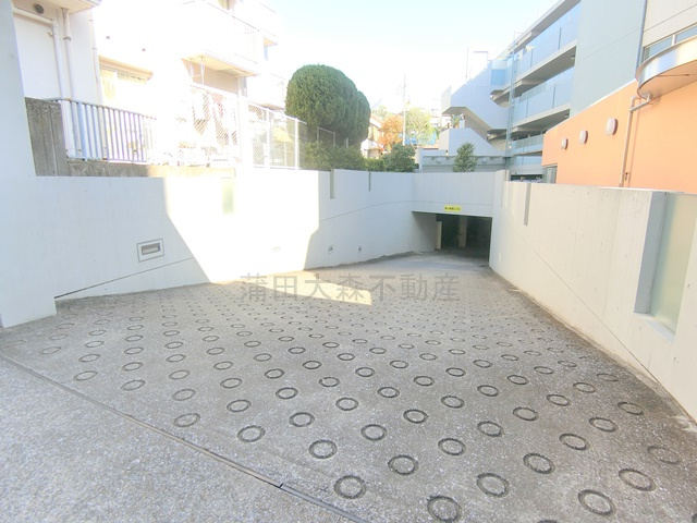 西馬込駅近ルーフバルコニー付1LDKの駐車場|駐車場　アプローチ