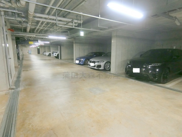 西馬込駅近ルーフバルコニー付1LDKの駐車場|屋根付き平置きの地下駐車場
