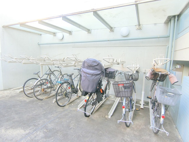 西馬込駅近ルーフバルコニー付1LDKのその他共用部分|屋根付きの駐輪場