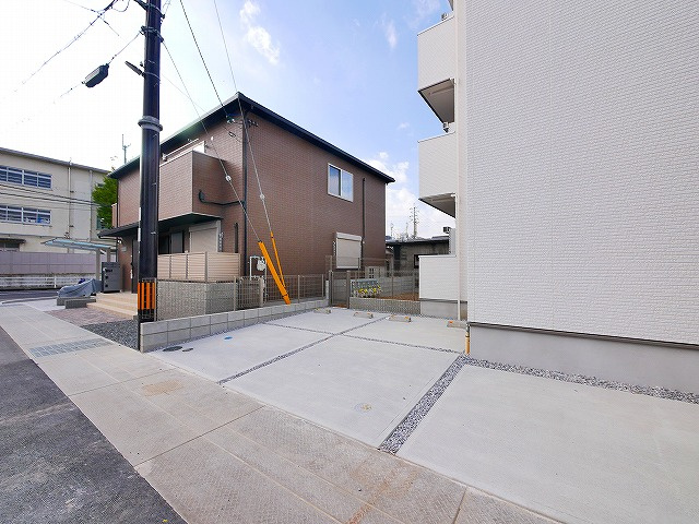 ソレイユビセレクト法蓮町Ⅳの駐車場