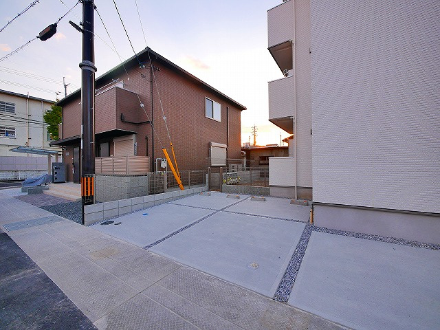 ソレイユビセレクト法蓮町Ⅳの駐車場