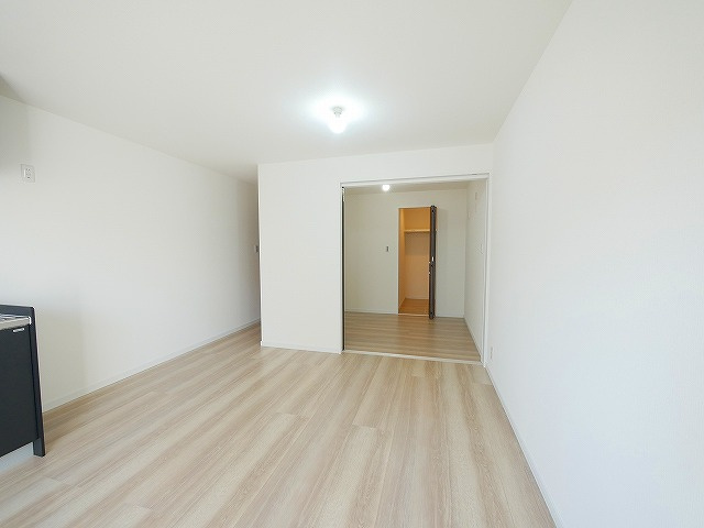 ソレイユビセレクト法蓮町Ⅳの居間・リビング