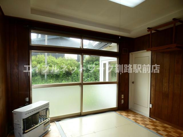 春採2-13-26貸家の居間・リビング