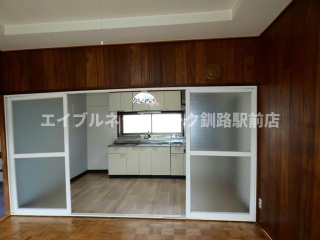 春採2-13-26貸家の居間・リビング