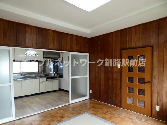 春採2-13-26貸家の居間・リビング