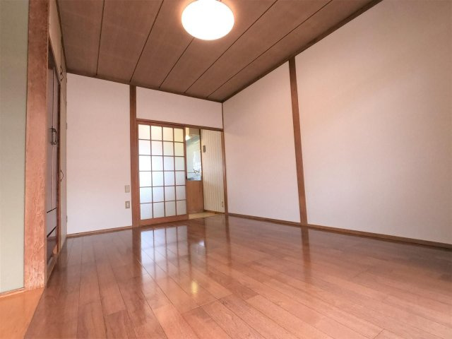 御所ハイツの洋室