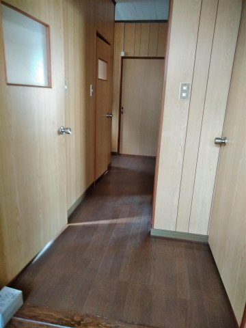 若草町　平井貸家の玄関