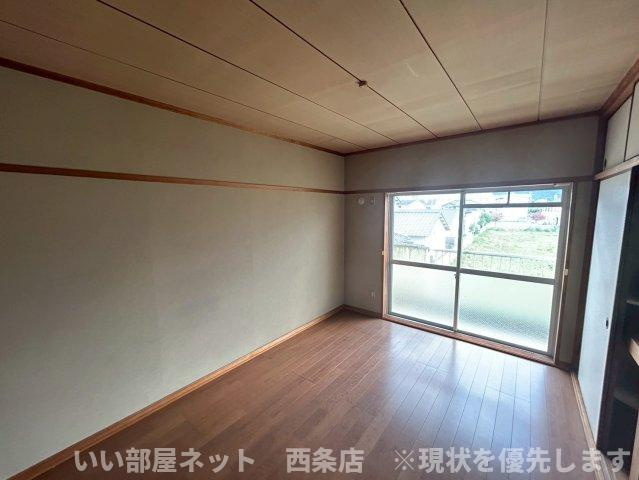 西条ロイヤルハイツの居間・リビング