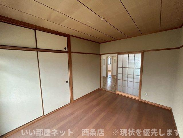 西条ロイヤルハイツの洋室