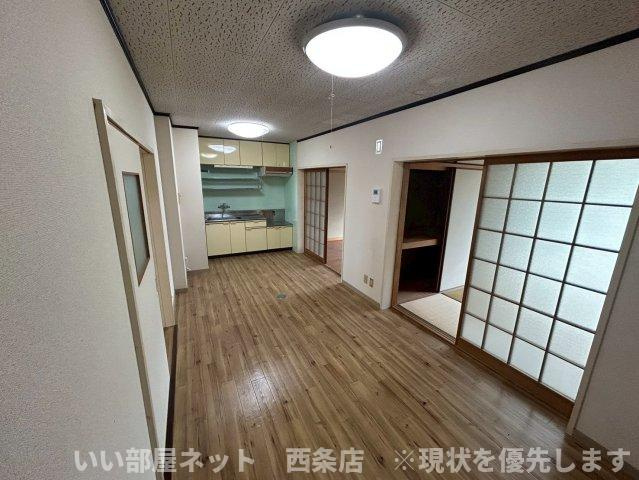 西条ロイヤルハイツの居間・リビング