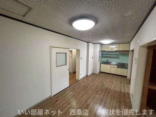 西条ロイヤルハイツの居間・リビング