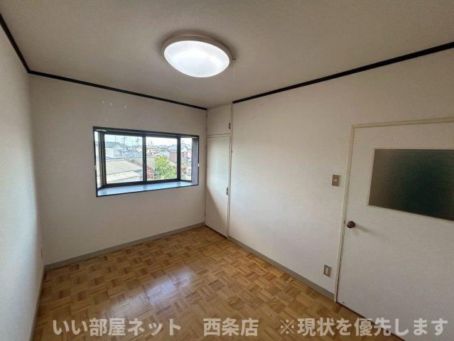 西条ロイヤルハイツの洋室