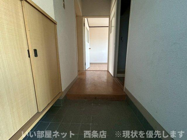 西条ロイヤルハイツの玄関