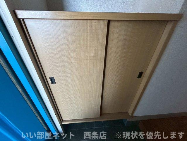 西条ロイヤルハイツの玄関