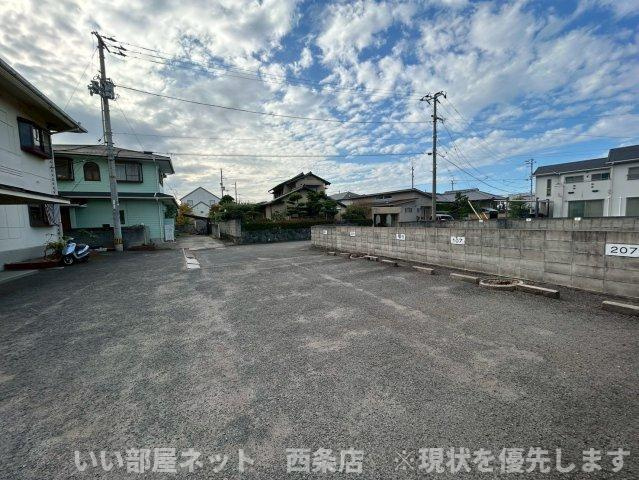 西条ロイヤルハイツの駐車場